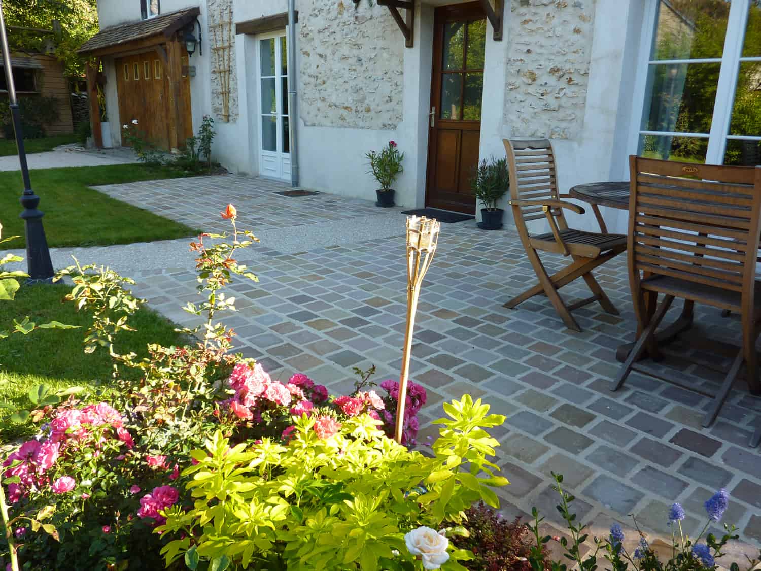 Réalisation de terrasse en pavé de grès et béton désactivé à Rambouillet, Yvelines