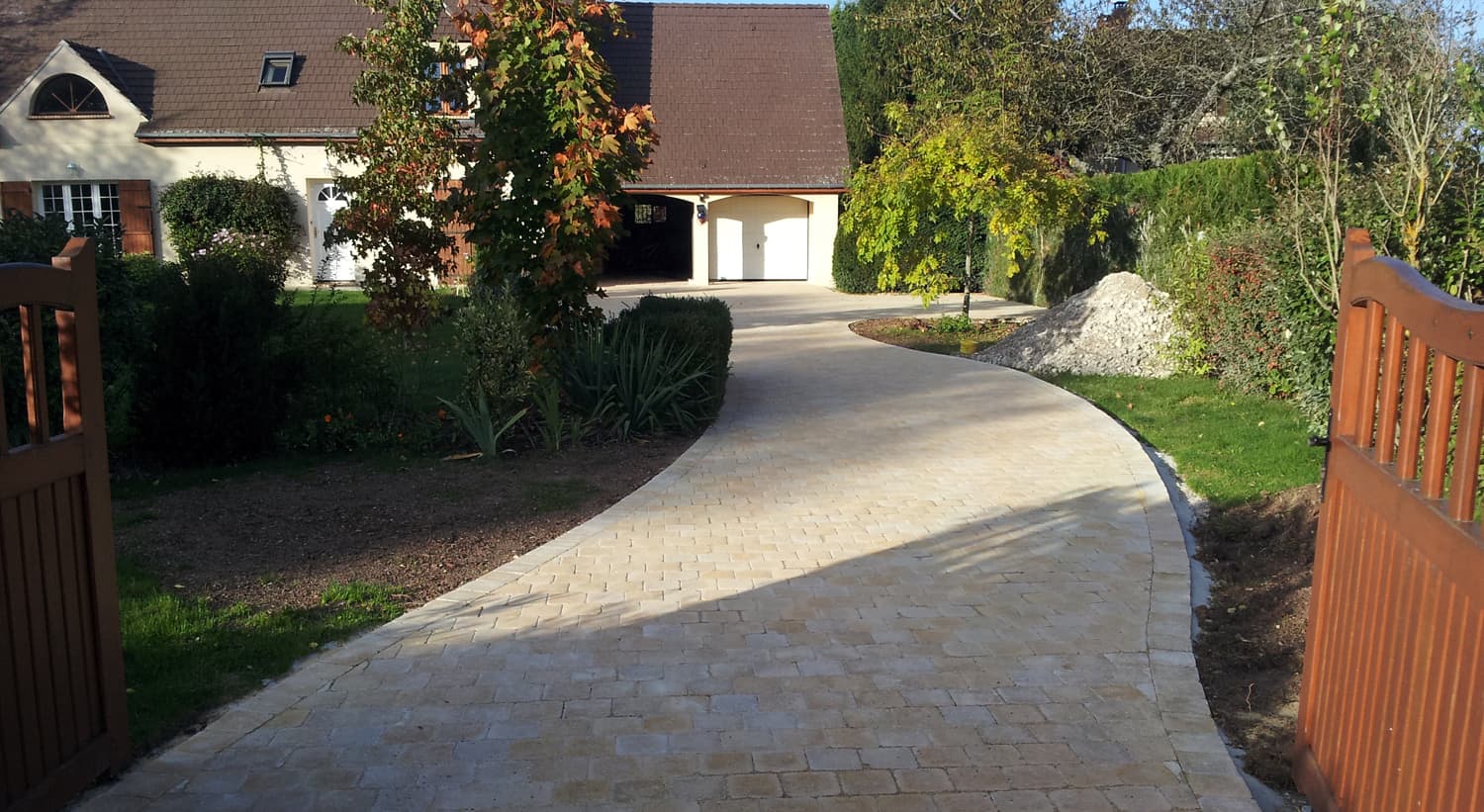 Réalisation d'une allée en pavé de béton reconstitué en Yvelines (78)